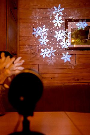 Декоративный светильник КРУЖАЩИЕСЯ СНЕЖИНКИ, проекция на 25 м*2, холодный белый свет, 15x35 см, таймер, для дома и улицы, Kaemingk (Lumineo)