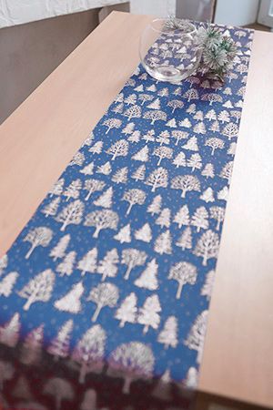 Дорожка для стола МОРОЗНЫЙ ЭСКИЗ (Деревья), полиэстер, синяя, 250х28 см, Koopman International
