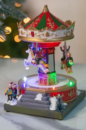 Светодинамическая миниатюра ЗИМНЯЯ КАРУСЕЛЬ (со зверями) с разноцветными LED-огнями, музыкой и динамикой, полистоун, 13х18 см, батарейки, Kaemingk (Lumineo)