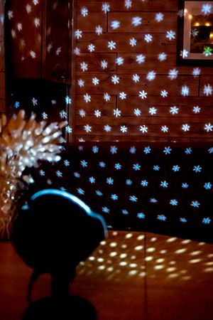 Декоративный светильник СНЕГОПАД (СНЕЖИНКИ-ЗВЁЗДОЧКИ), проекция на 200 м*2, холодные белые LED-огни, таймер, уличный, Kaemingk (Lumineo)