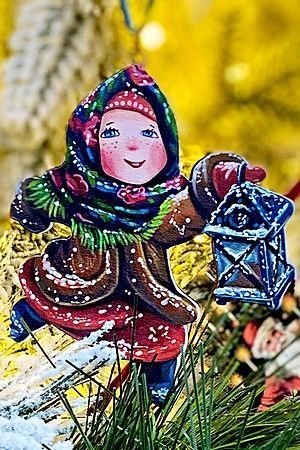 Елочная игрушка Девочка с фонариком - Зимние Каникулы 10 см, дерево, подвеска, МанузинЪ