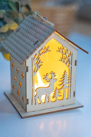 Светящаяся ёлочная игрушка НОВОГОДНИЙ ДОМИК с оленем, дерево, тёплый белый LED-огонь, 13 см, батарейки, Koopman International