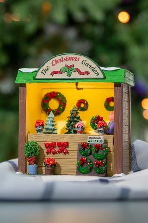 Настольная композиция 'Рождественский сад - распродажа елок', полистоун, подсветка, 13х11 см, батарейки, LEMAX