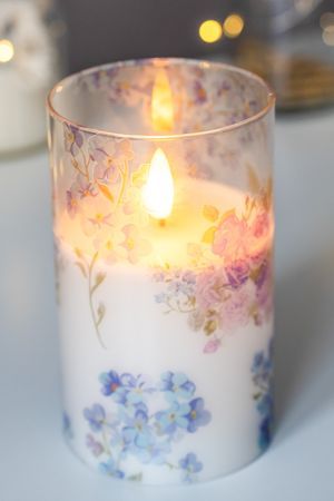 Свеча светодиодная восковая в стакане ВЕСЕННИЙ ПРОВАНС, голубые и сиреневые цветы, мерцающий огонек, "натуральный" фитилек, 12.5 см, батарейки, Peha Magic