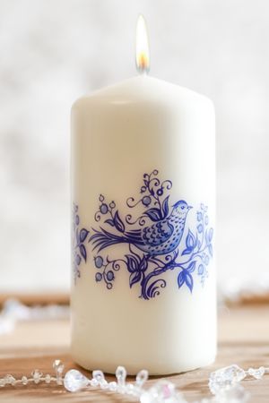 Декоративная свеча-столбик ДЕЛФТ: ЖАВОРОНКИ, 12х6 см, Koopman International