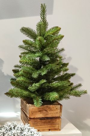 Искусственная ель ДАКОТА в деревянном кашпо, зелёная, хвоя ЛИТАЯ+ПВХ, 110 см, Decorland