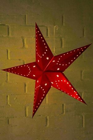 Декоративный подвесной светильник ЗВЕЗДА ХИЛМАР, красный, 10 тёплых белых LED-огней, 60 см, батарейки, Koopman International
