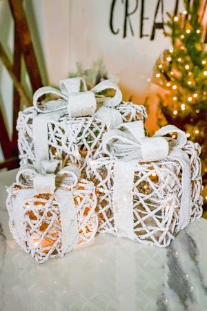 Набор декоративных подарочных коробок ПРЕЗАН: РОТАНГ, тёплые белые LED-огни, 17-30 см, 3 шт., батарейки, таймер, Koopman International