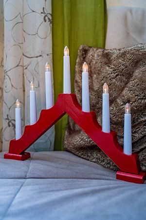 Свечи на красной деревянной подставке - горке, 7 ламп - свечек, 39х30 см, батарейки, SNOWHOUSE