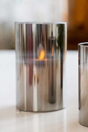 Восковая светодиодная свеча в стакане ТАНЦУЮЩЕЕ ПЛАМЯ, тёплый белый LED-огонь, дымчатая, батарейки, 7.5х12.5 см, Edelman, Mica