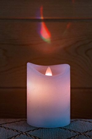 Светодиодная восковая свеча ЖИВОЙ РАДУЖНЫЙ ОГОНЁК, белая, RGB LED-огонь колышущийся, 7.5х10 см, таймер, батарейки, Koopman International