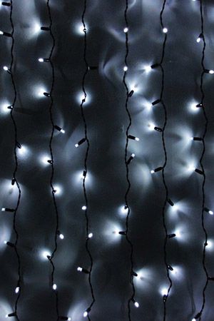 Световой занавес облегченный, 300 холодных белых LED, 2х1.5 м, коннектор, черный провод, уличный, Rich LED