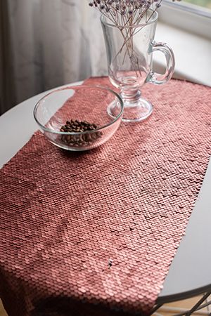 Ткань для декорирования/дорожка для стола ЭКСТРАВАГАНТНАЯ с двусторонними пайетками, коралловая, 25х125 см, Koopman International