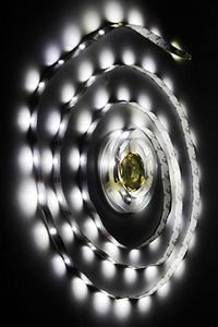 Светодиодная лента LED STRIP на липучке, 90 холодных белых LED-огней, 3 м, батарейки, Koopman International