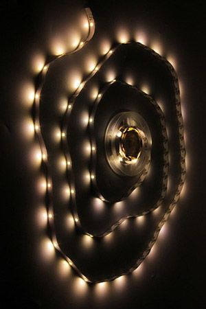 Светодиодная лента LED STRIP на липучке, 90 тёплых белых LED-огней, 3 м, батарейки, Koopman International