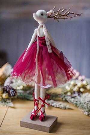 Новогодняя фигурка ОЛЕНИХА БАЛЕРИНА стоящая, текстиль, красная, 30 см, Due Esse Christmas