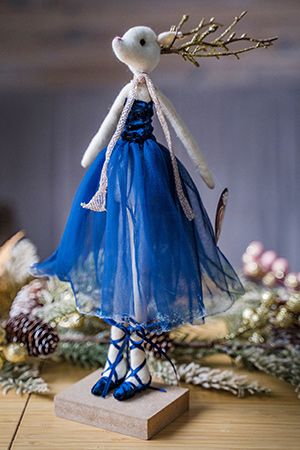 Новогодняя фигурка ОЛЕНИХА БАЛЕРИНА стоящая, текстиль, синяя, 30 см, Due Esse Christmas