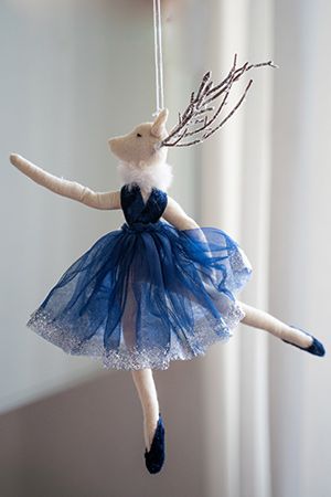 Кукла на ёлку ОЛЕНИХА БАЛЕРИНА танцующая, текстиль, синяя, 27 см, Due Esse Christmas
