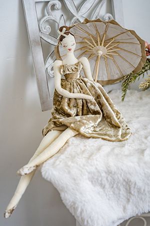 Декоративная кукла СЕНЬОРИТА С ЗОНТИКОМ, текстиль, бежевая, 45 см, Due Esse Christmas