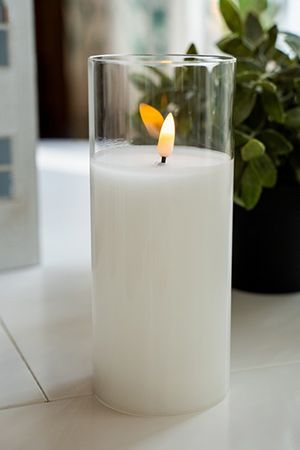 Светодиодная восковая свеча ФЬЁГА в стеклянном стакане, белая, тёплый белый мерцающий LED-огонь, 'натуральный фитилёк', 7.5x18 см, таймер, батарейки, Kaemingk (Lumineo)