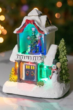 Светодинамическая миниатюра НОВЫЙ ГОД НА ПОРОГЕ со Снеговиком, полистоун, 7 разноцветных LED-огней, динамика, 18 см, батарейки, Kaemingk (Lumineo)