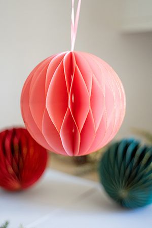 Бумажные елочные шары - купить в интернет-магазине Morozko-shop.ru