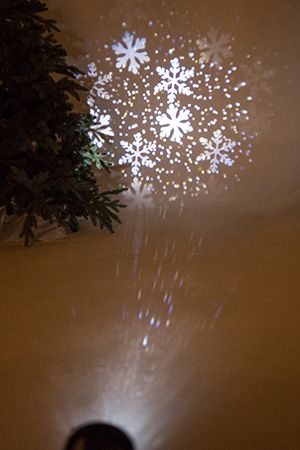 Светодиодный проектор ВОЛШЕБНАЯ МЕТЕЛЬ, холодный белый свет, 4 скорости, для дома и улицы, Koopman International