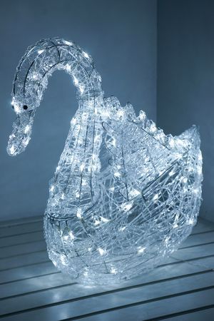 Светящаяся фигура КРУЖЕВНОЙ ЛЕБЕДЬ, акриловые нити, 100 холодных белых LED-огней, 65 см, уличный, Kaemingk (Lumineo)