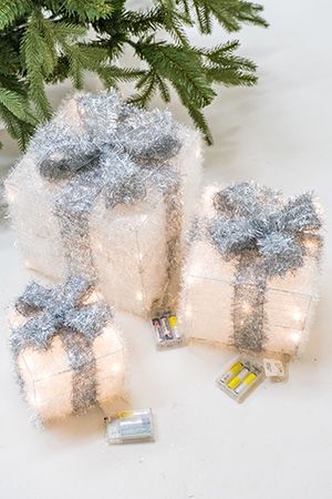 Светящиеся подарочные коробки ТРУА КАДО с серебряными бантами, тёплые белые LED-огни, 25-30 см, таймер, батарейки, Kaemingk (Lumineo)