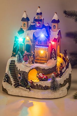 Светодинамическая миниатюра СЧАСТЛИВАЯ ДЕРЕВУШКА (с санями Санты) с разноцветными LED-огнями, музыкой и динамикой, полистоун, 22 см, батарейки, Kaemingk (Lumineo)