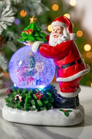 Снежный шар музыкальный ВРЕМЯ САНТЫ (с ёлочкой), 4 меняющих цвета LED-огня, снежный вихрь, 25 см, батарейки, Kaemingk (Lumineo)