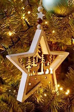 Светящееся новогоднее украшение ЗВЕЗДА С ПЕЙЗАЖЕМ (олени), дерево, 2 тёплых белых LED-огня, 14 см, батарейки, Kaemingk (Lumineo)