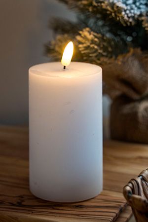 Светодиодная восковая свеча БЛАГОРОДНЫЙ СТИЛЬ, белая, тёплый белый LED-огонь мерцающий, 'натуральный фитилёк', 7.5х15 см, таймер, батарейки, Kaemingk (Lumineo)