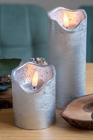 Светодиодная восковая свеча ЖИВАЯ ДУША, серебряная, тёплый белый LED-огонь мерцающий, 'натуральный фитилёк', 7х9 см, таймер, батарейки, Kaemingk (Lumineo)