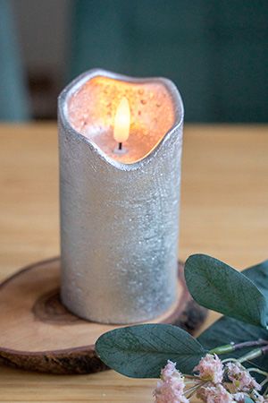 Светодиодная восковая свеча ЖИВАЯ ДУША, серебряная, тёплый белый LED-огонь мерцающий, 'натуральный фитилёк', 7х13 см, таймер, батарейки, Kaemingk (Lumineo)