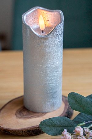 Светодиодная восковая свеча ЖИВАЯ ДУША, серебряная, тёплый белый LED-огонь мерцающий, 'натуральный фитилёк', 7х17 см, таймер, Kaemingk (Lumineo)