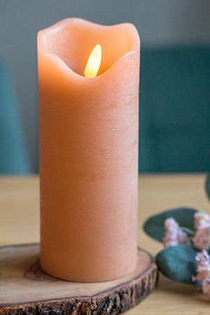 Светодиодная восковая свеча ЖИВАЯ ДУША, миндальная, тёплый белый LED-огонь мерцающий, 'натуральный фитилёк', 7х17 см, таймер, батарейки, Kaemingk (Lumineo)