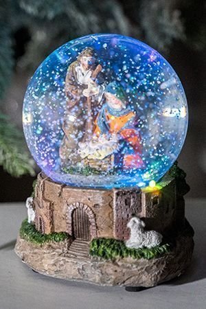 Светящийся снежный шар Рождественский У КОЛЫБЕЛИ (с овечками), меняющие цвета LED-огни, снежный вихрь, 14 см, батарейки, Kaemingk (Lumineo)