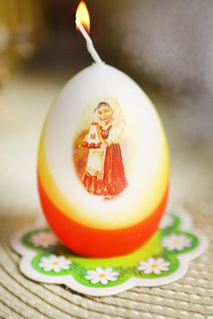 Пасхальная свеча-яйцо ДЕВОЧКА С КУЛИЧОМ, 6 см, Омский Свечной
