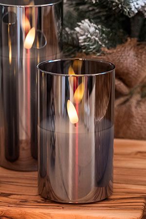 Светодиодная восковая свеча ФЬЁГА в стеклянном стакане, дымчатая, тёплый белый мерцающий LED-огонь, 'натуральный фитилёк', 7.5x12.5 см, таймер, батарейки, Kaemingk (Lumineo)