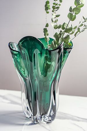 Дизайнерская стеклянная ваза ОДА СЕВЕРУ, изумрудная, 27 см, EDG
