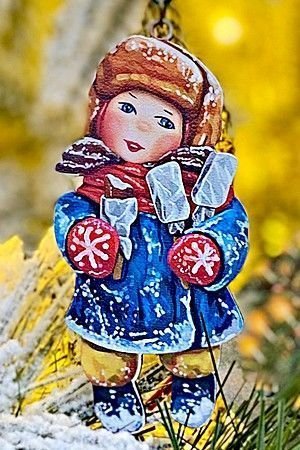 Елочная игрушка Девочка с эскимо - Зимние Каникулы 10 см, дерево, подвеска, МанузинЪ