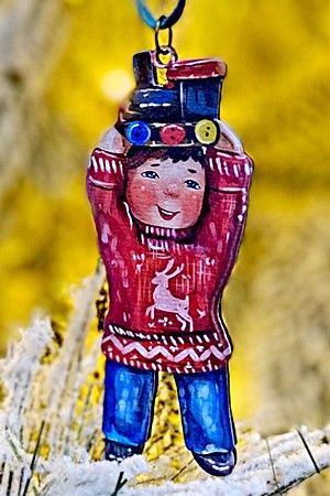 Елочная игрушка Мальчик с паровозиком - Зимние Каникулы 10 см, дерево, подвеска, МанузинЪ