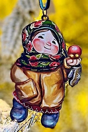 Елочная игрушка Девочка с яблоком - Зимние Каникулы 10 см, дерево, подвеска, Winter Deco