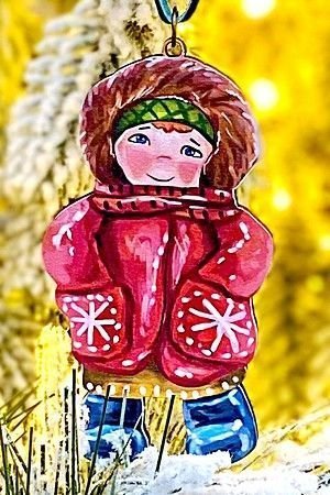 Елочная игрушка Девочка в шубке - Зимние Каникулы 10 см, дерево, подвеска, МанузинЪ