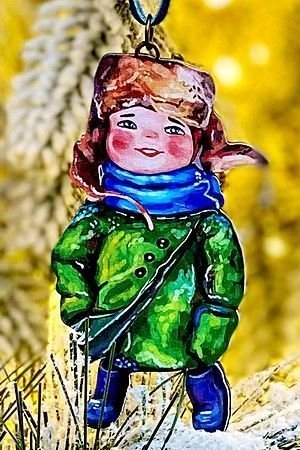 Елочная игрушка Мальчик в ушанке - Зимние Каникулы 10 см, дерево, подвеска, МанузинЪ