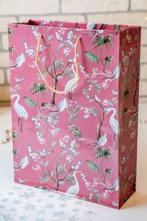 Подарочный пакет РАЙСКИЕ ПТИЦЫ, ягодный, 34х25 см, Koopman International