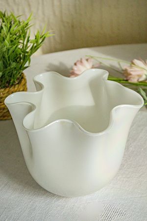 Декоративная ваза АТЛАСНАЯ ВОЛНА, стекло, белая с перламутром, 14 см, EDG