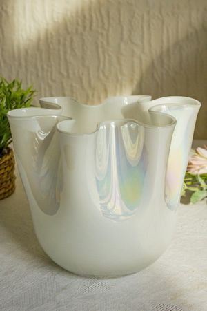 Декоративная ваза АТЛАСНАЯ ВОЛНА, стекло, белая с перламутром, 18 см, EDG