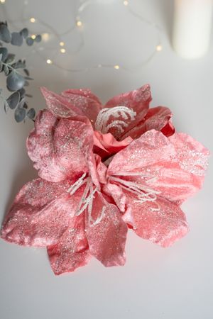 Искусственный цветок МЕРЦАЮЩИЙ АМАРИЛЛИС на клипсе, нежно-розовый, 28 см, Kaemingk